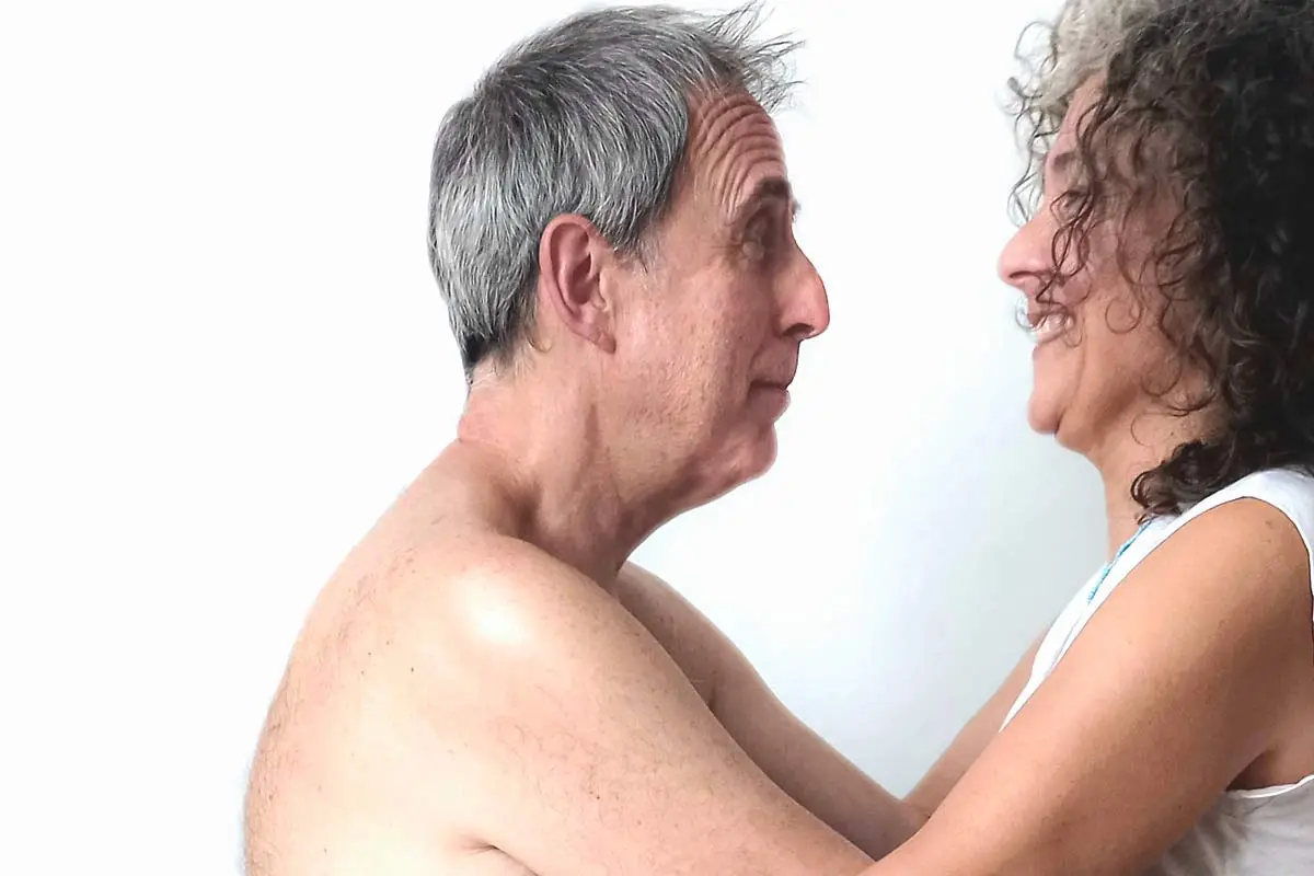 Hombre desnudo mirando a una mujer muy cerca